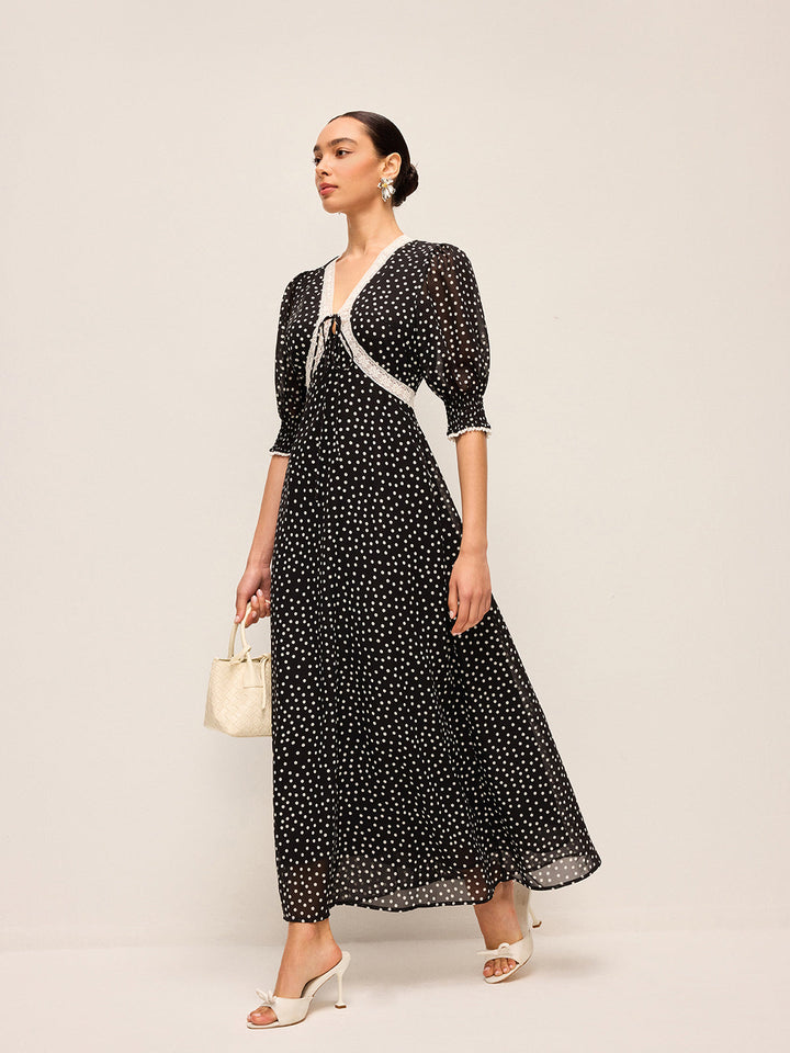 Robe mi-transparente en mousseline à pois avec bordure en dentelle