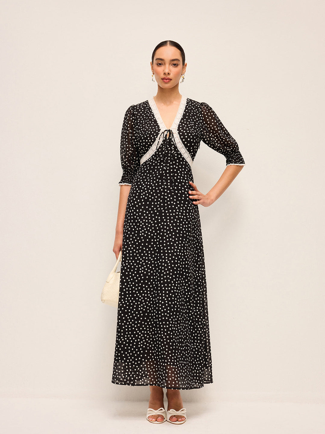 Robe mi-transparente en mousseline à pois avec bordure en dentelle