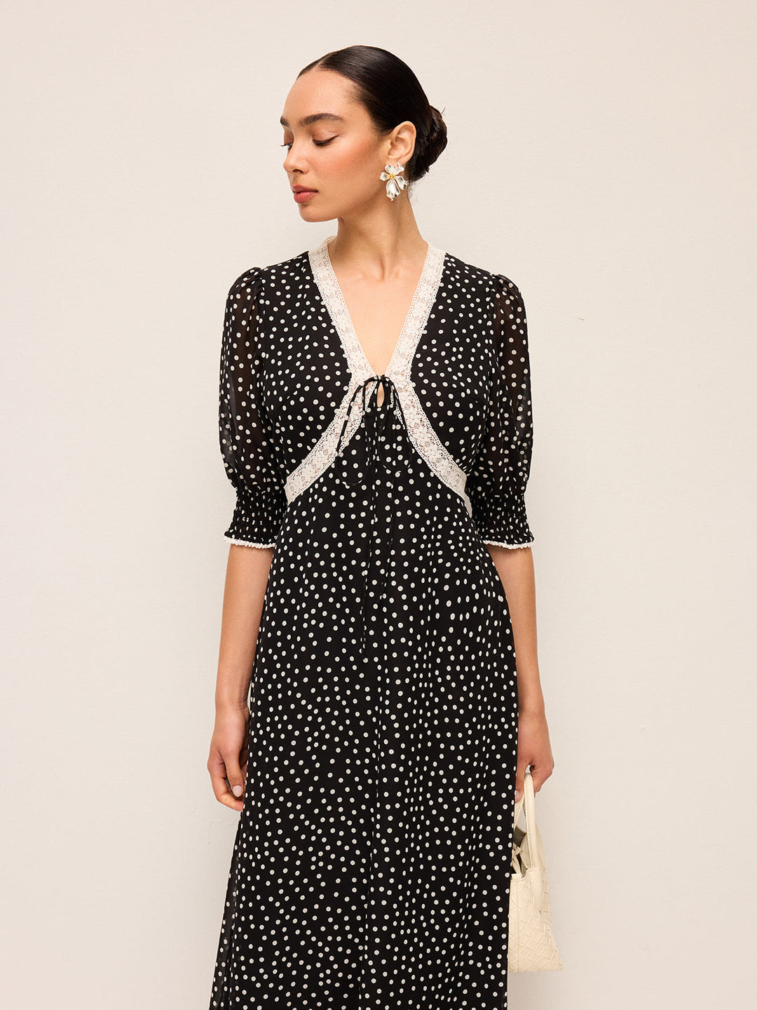 Robe mi-transparente en mousseline à pois avec bordure en dentelle