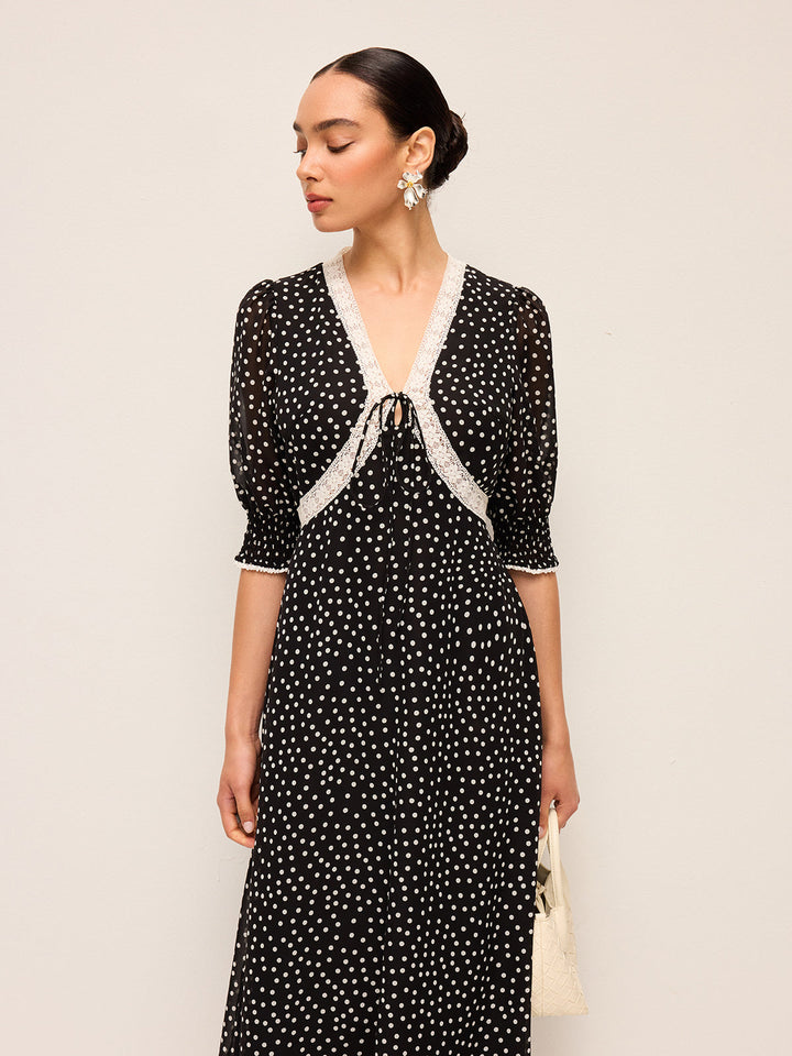 Robe mi-transparente en mousseline à pois avec bordure en dentelle