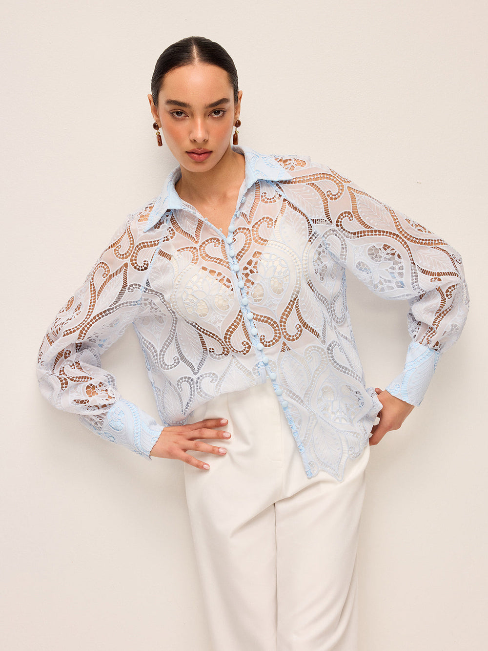 Blouse en Dentelle Transparente avec Bouton en Tissu