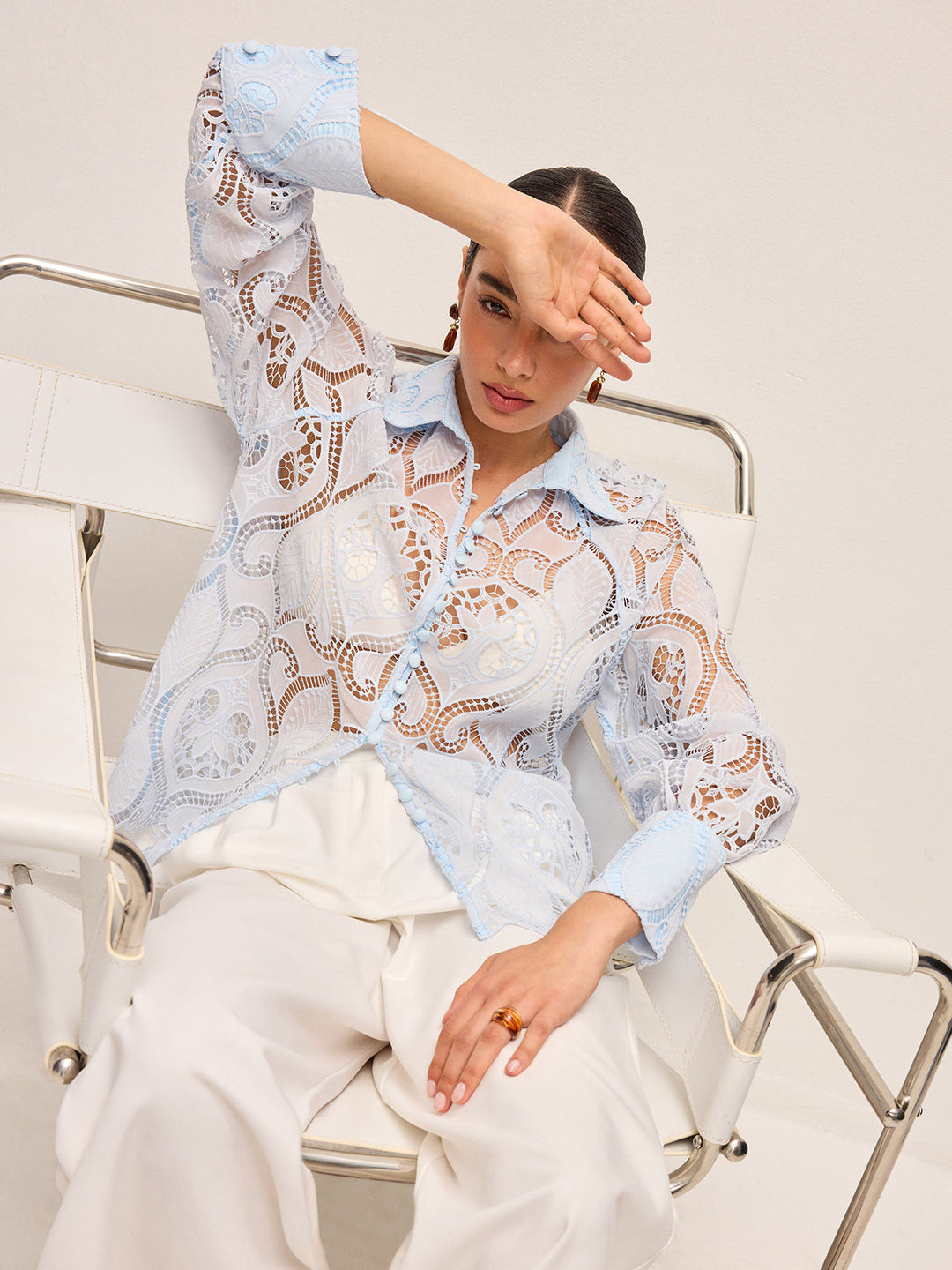 Blouse en Dentelle Transparente avec Bouton en Tissu