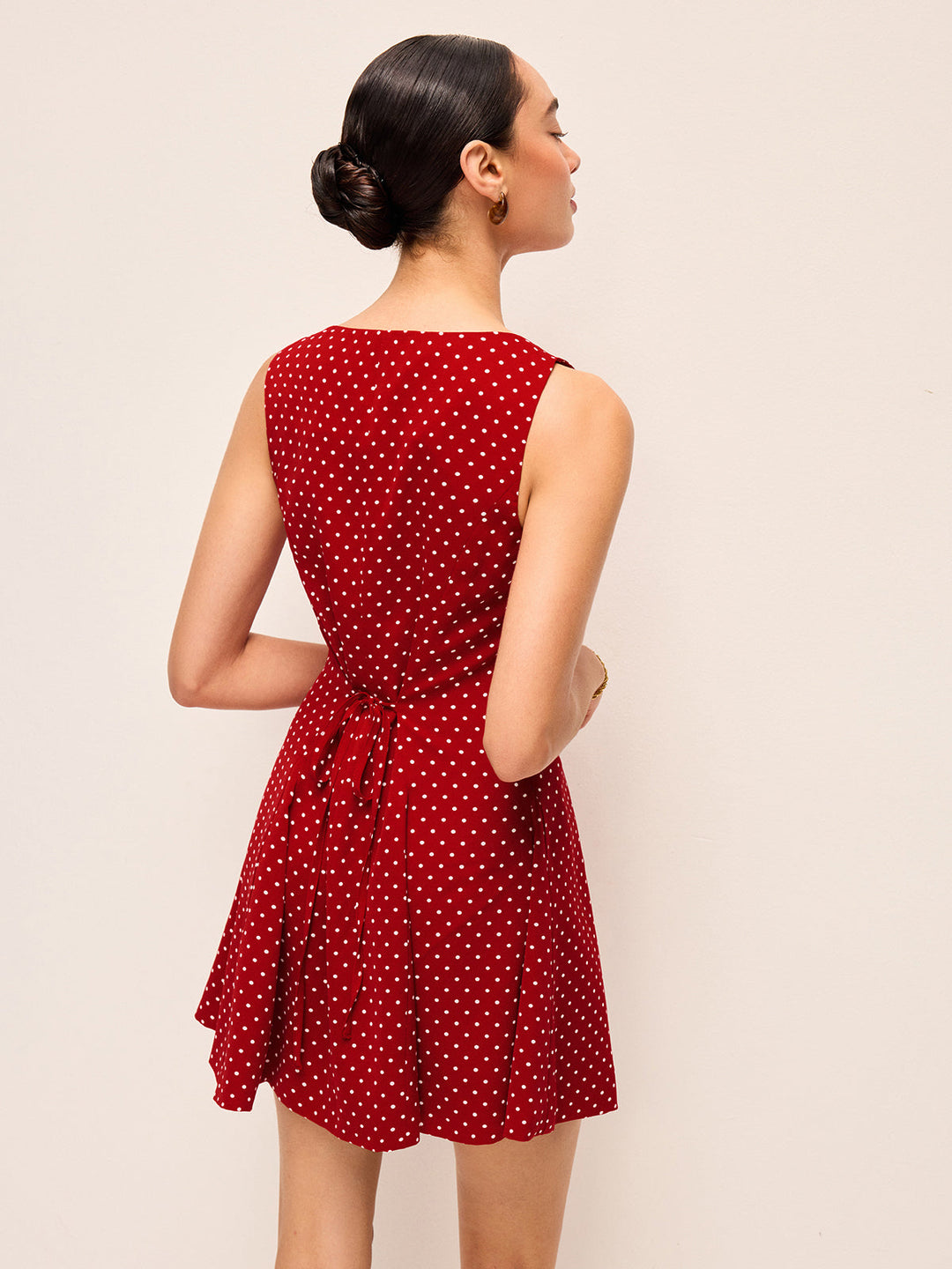 Robe à dos noué sans manches à pois