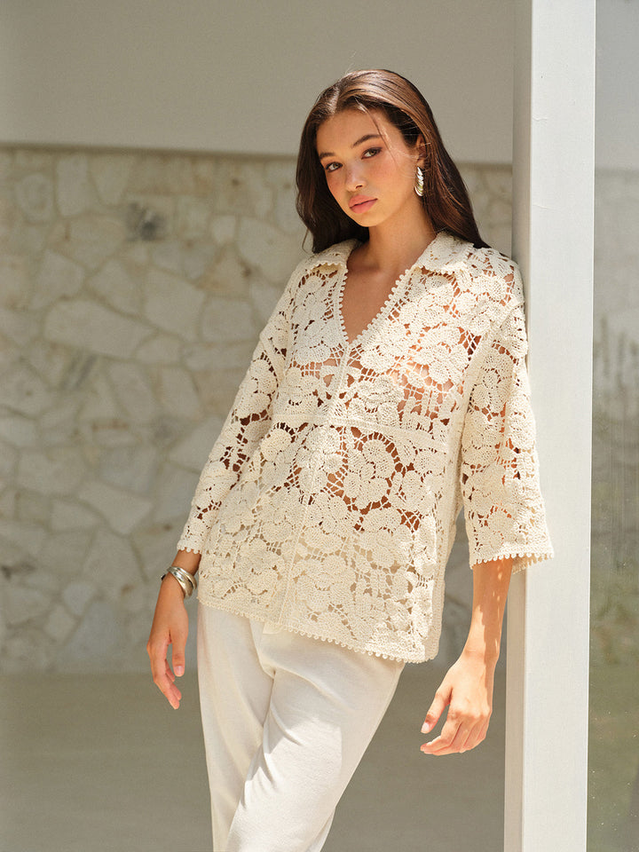 Haut en dentelle florale semi-transparente