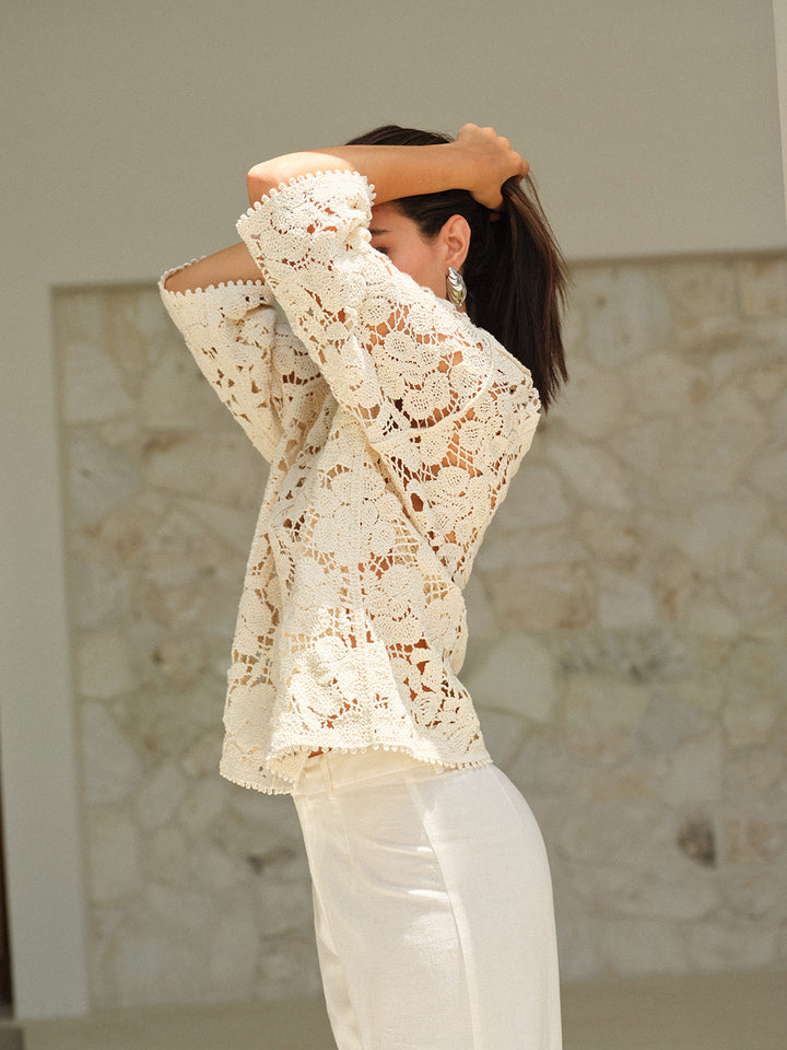 Haut en dentelle florale semi-transparente