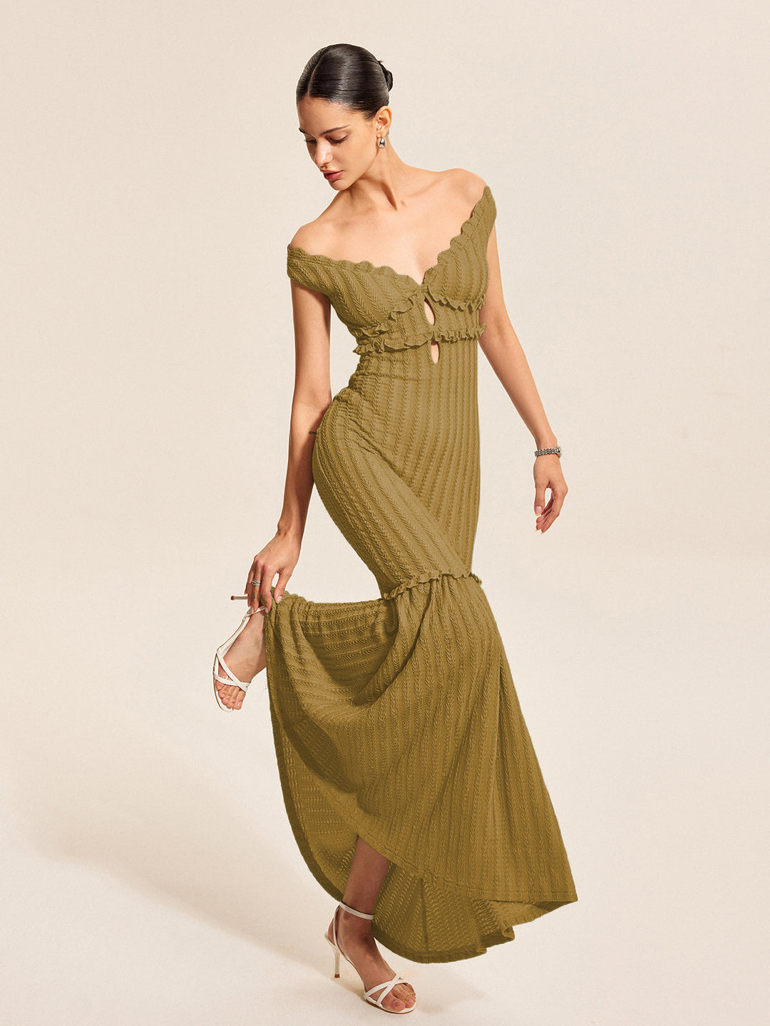 Robe à épaules dénudées avec volants