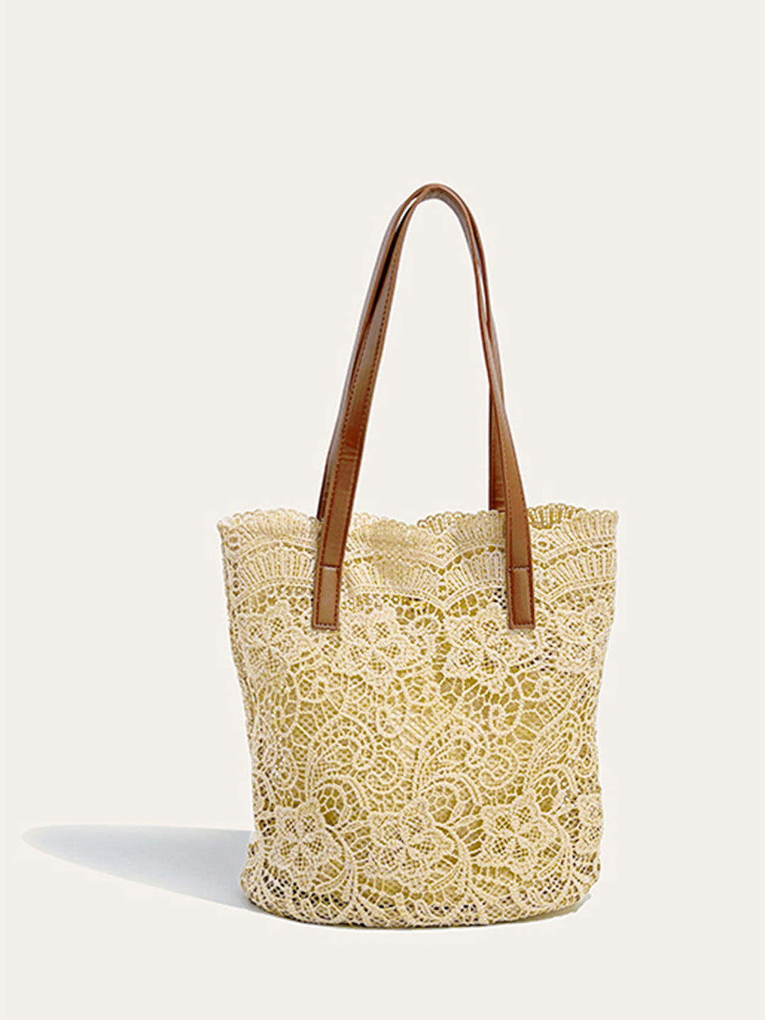 Sac cabas orné de dentelle