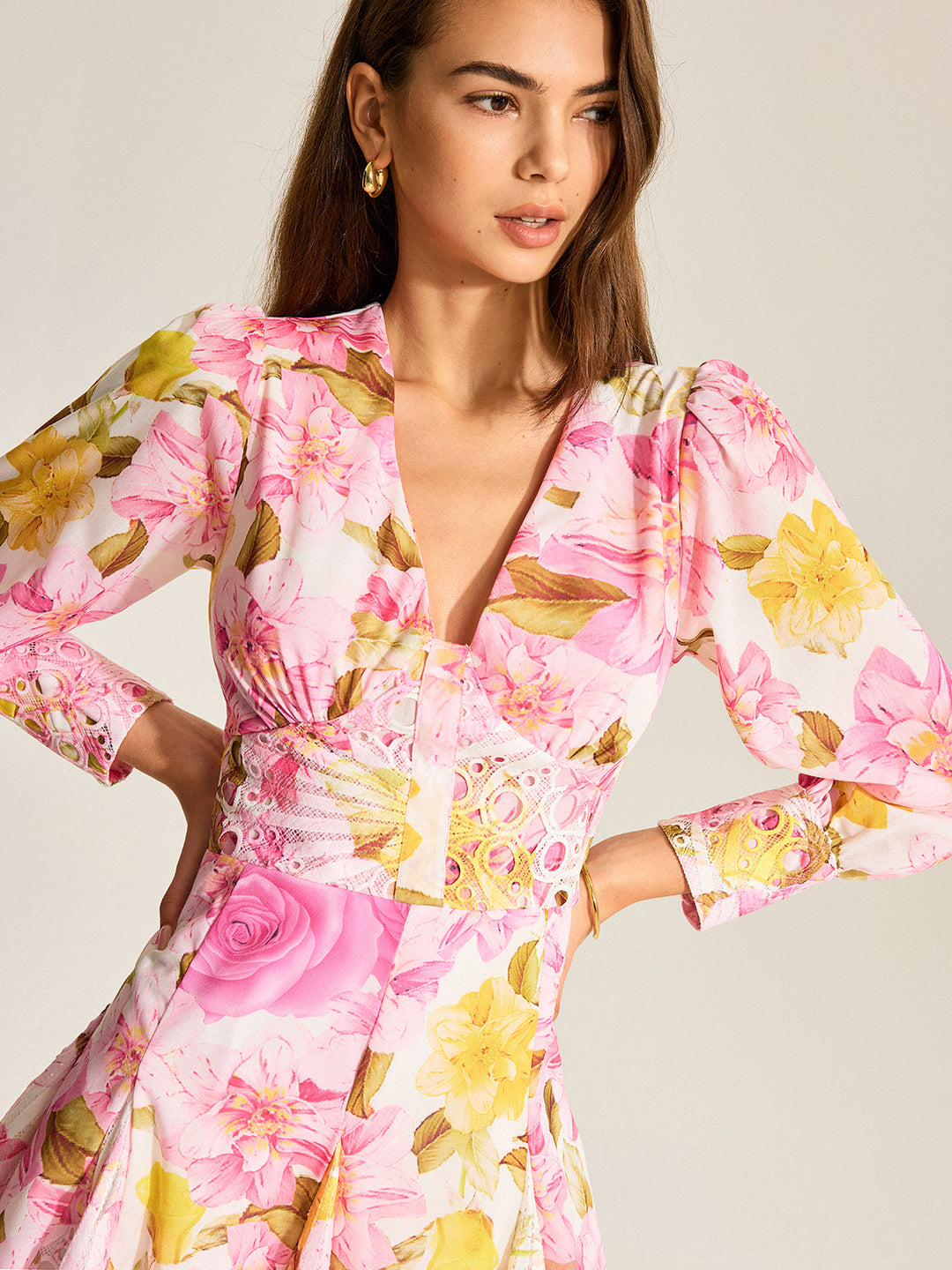 Robe à col en V à imprimé floral avec détail d'œillets