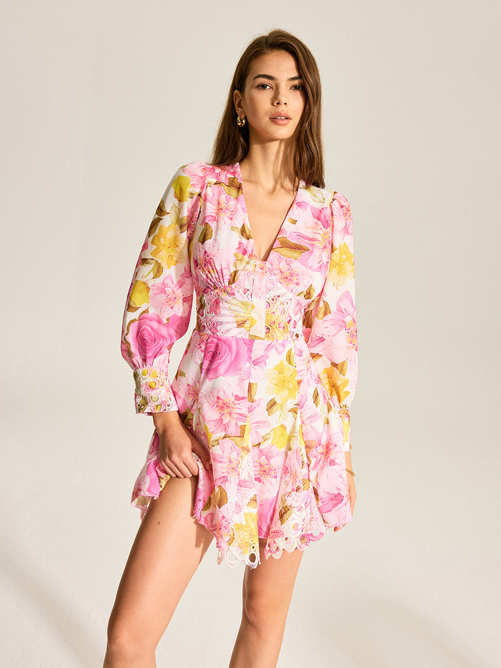 Robe à col en V à imprimé floral avec détail d'œillets