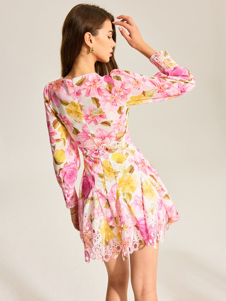 Robe à col en V à imprimé floral avec détail d'œillets