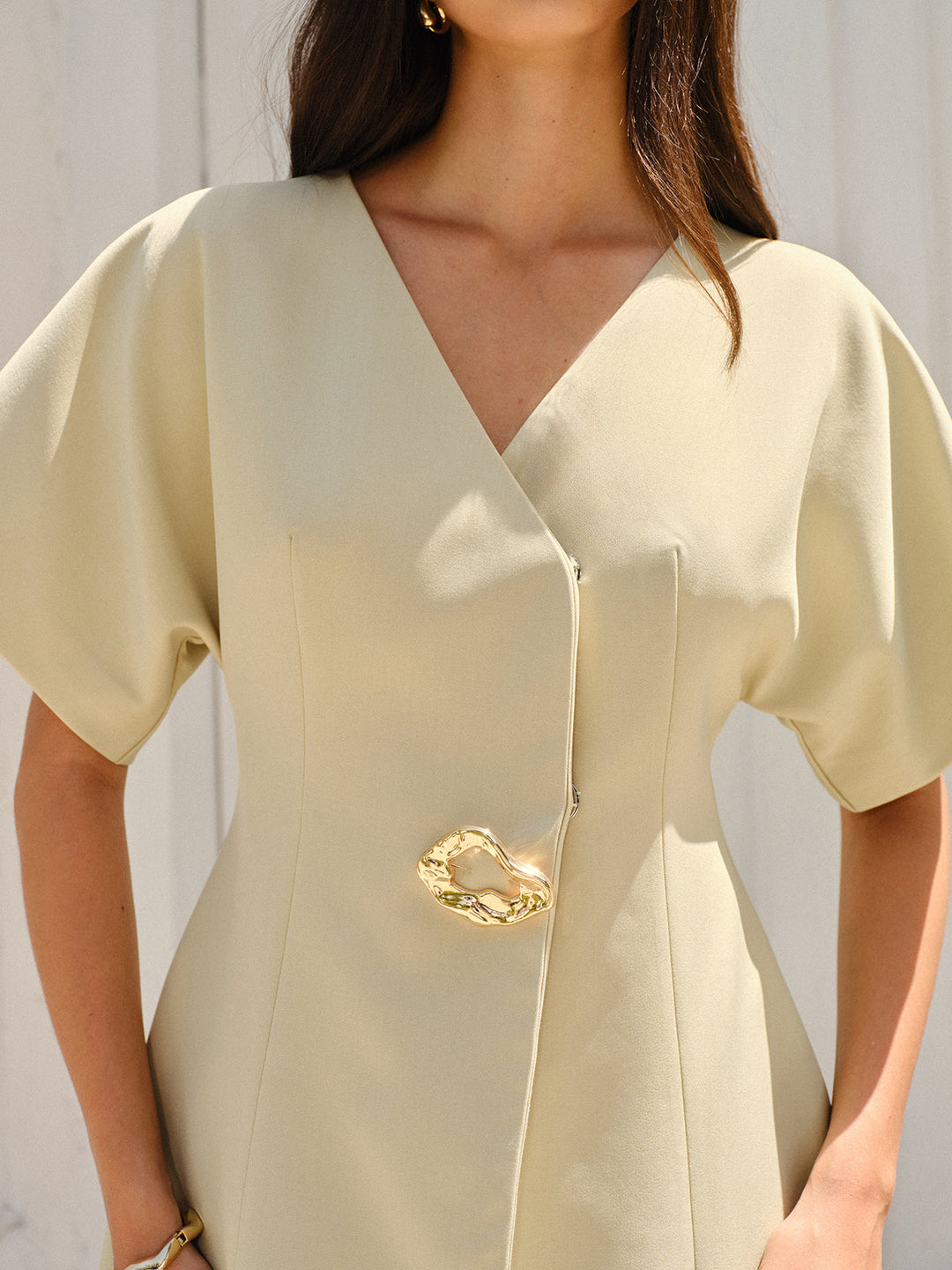 Mini-robe à col en V et manches courtes
