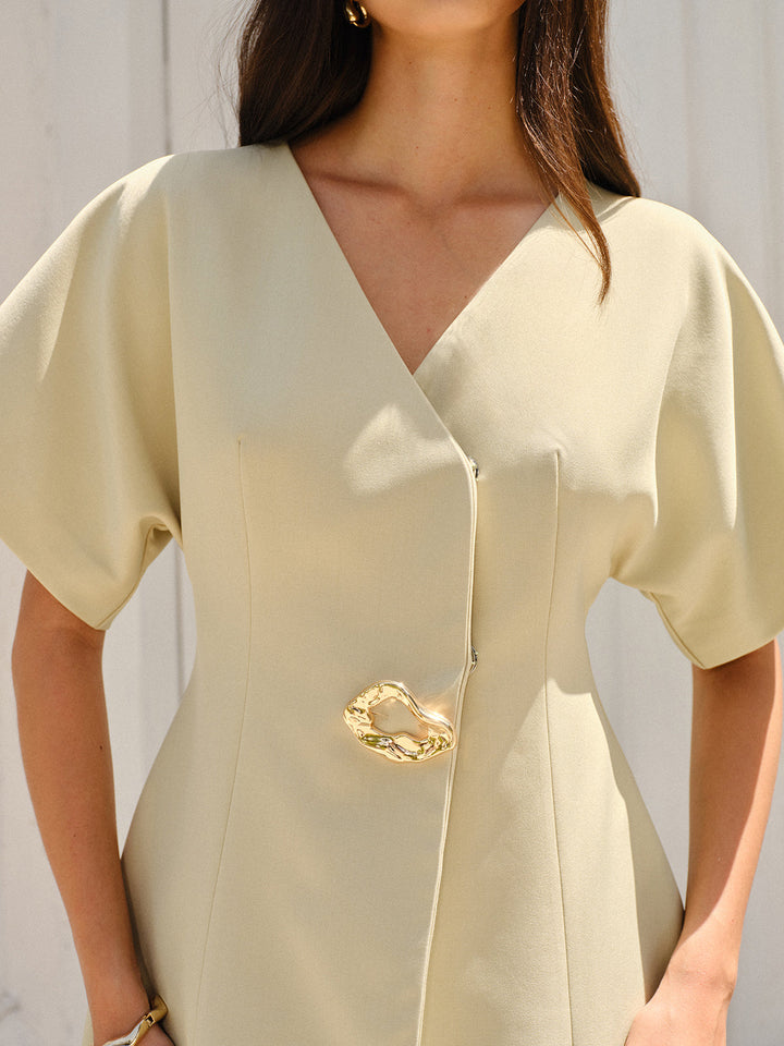 Mini-robe à col en V et manches courtes
