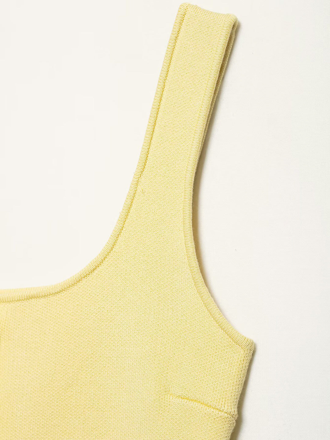 Gilet en tricot côtelé à ourlet incurvé