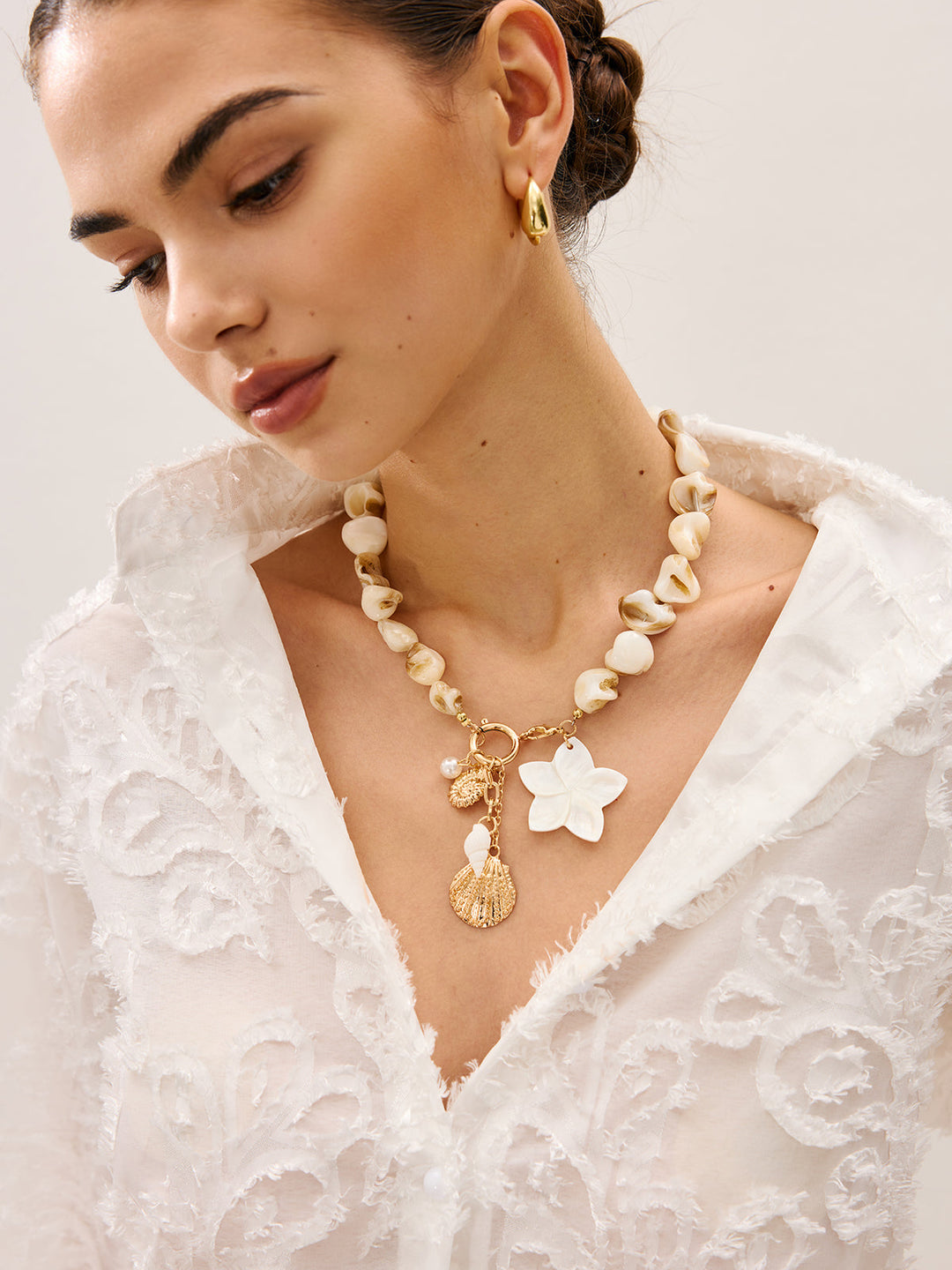 Collier à breloques en nacre