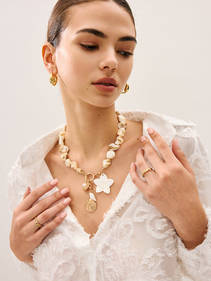 Collier à breloques en nacre