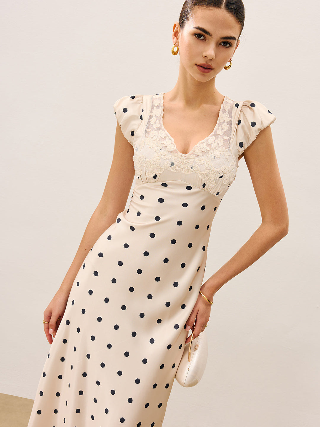 Robe à pois avec bordure en dentelle