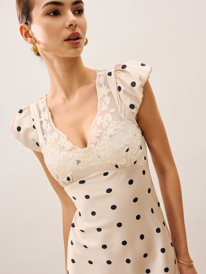Robe à pois avec bordure en dentelle