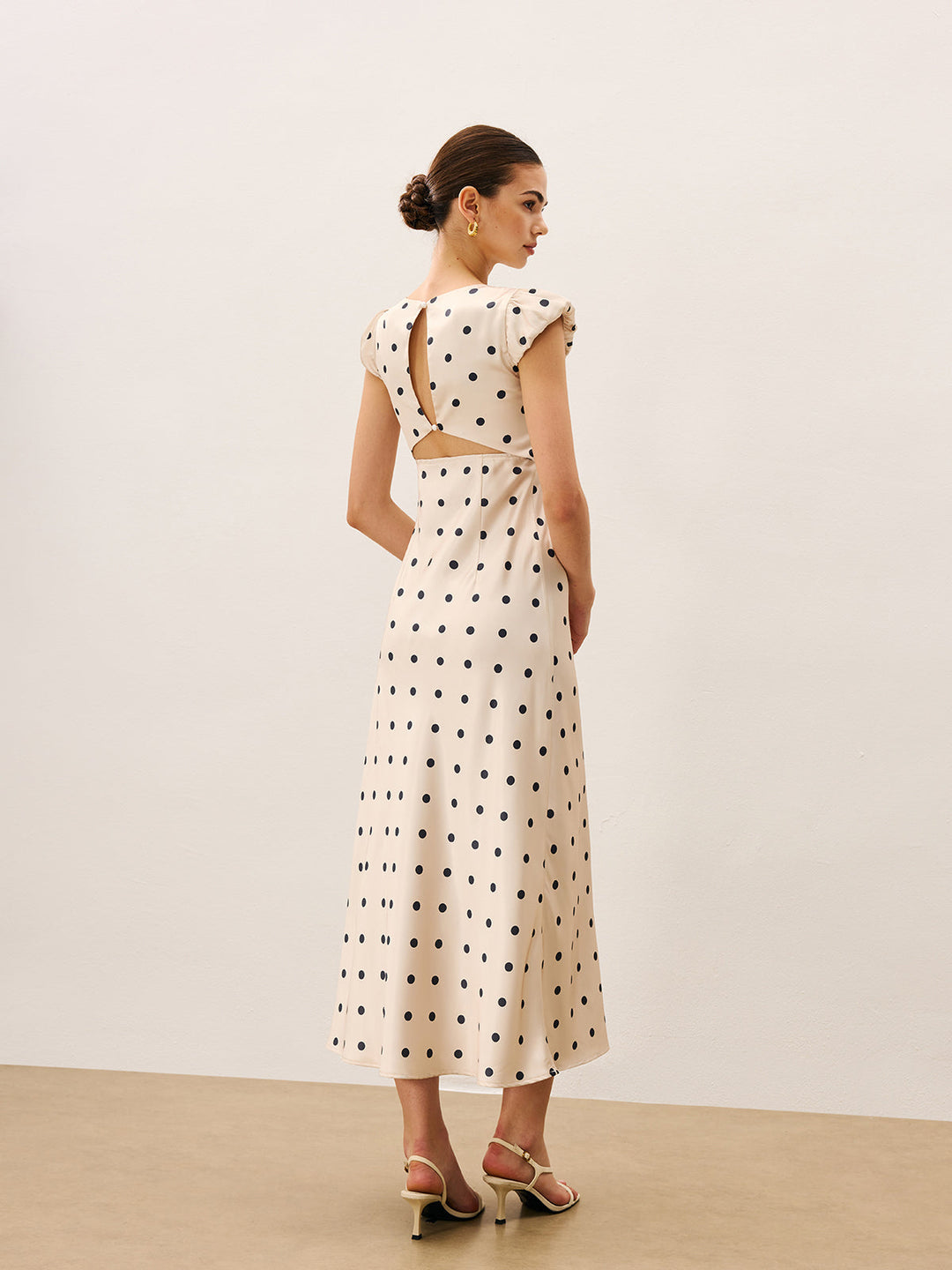 Robe à pois avec bordure en dentelle