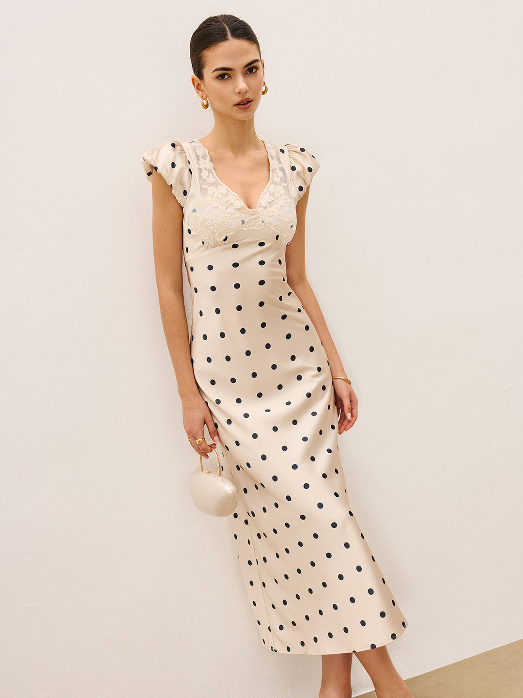Robe à pois avec bordure en dentelle