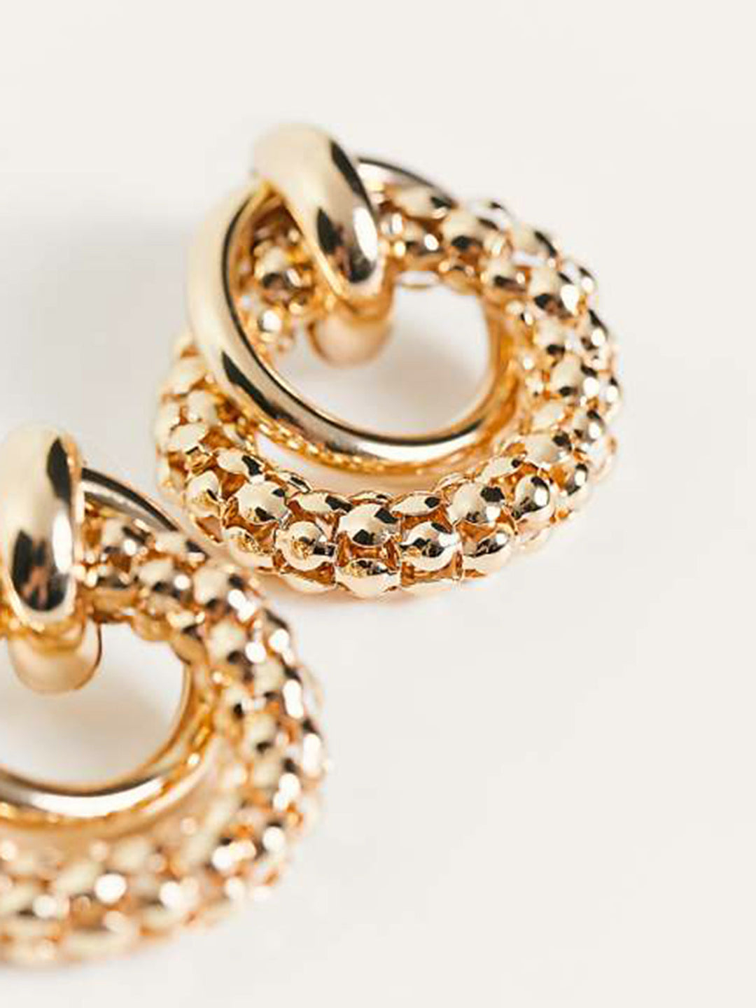Boucles d'oreilles créoles dorées et perlées