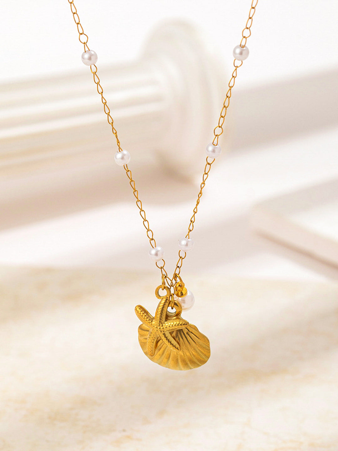 Collier "Coquillage Doré et Étoile de Mer" avec Perles