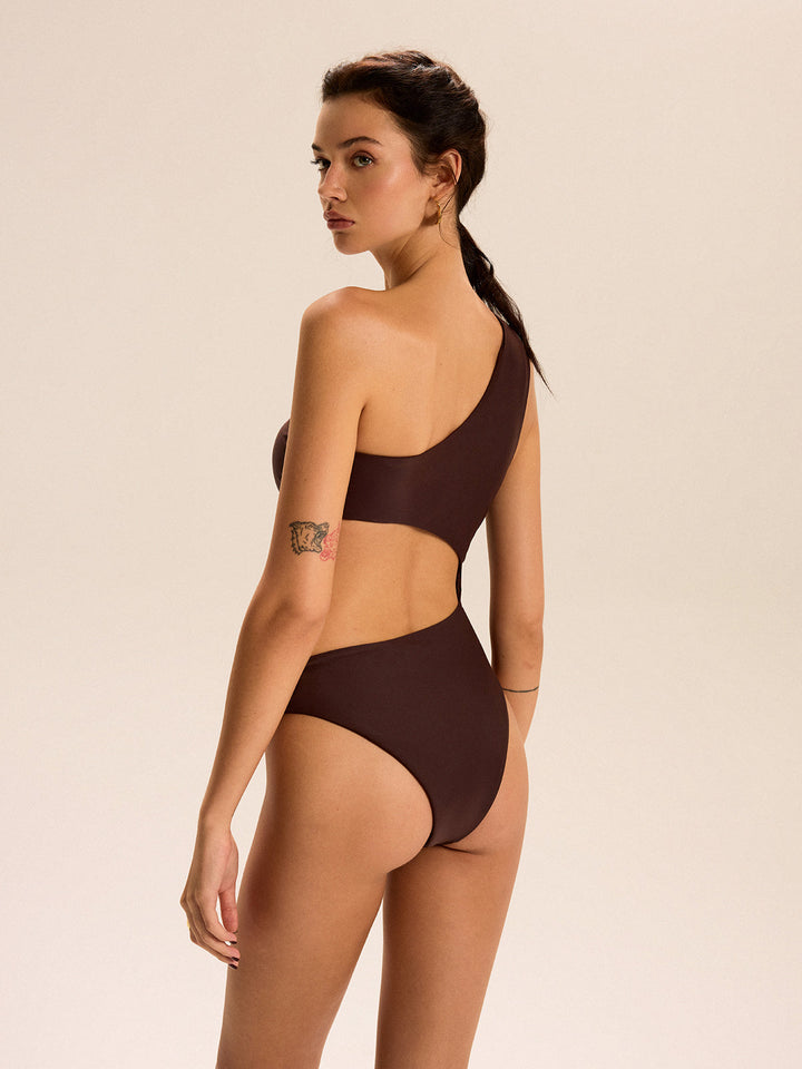 Maillot de bain une pièce à découpe une épaule et boucle métallique