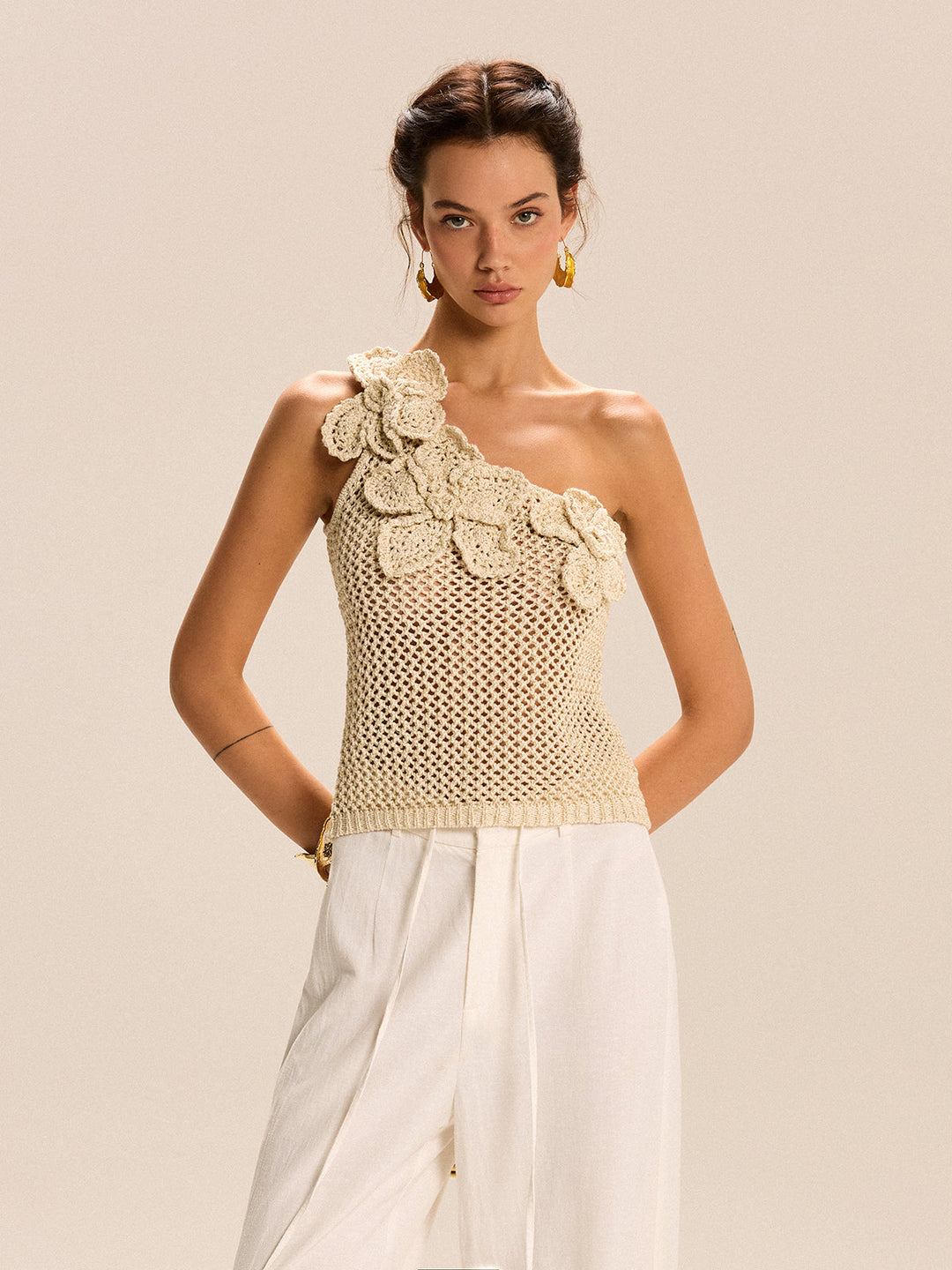 Haut en crochet floral à une épaule