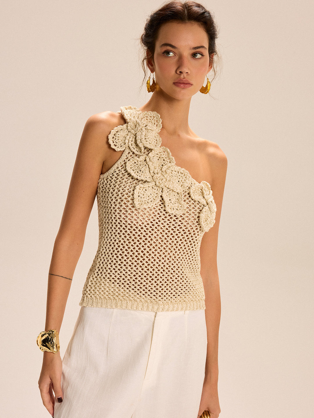 Haut en crochet floral à une épaule