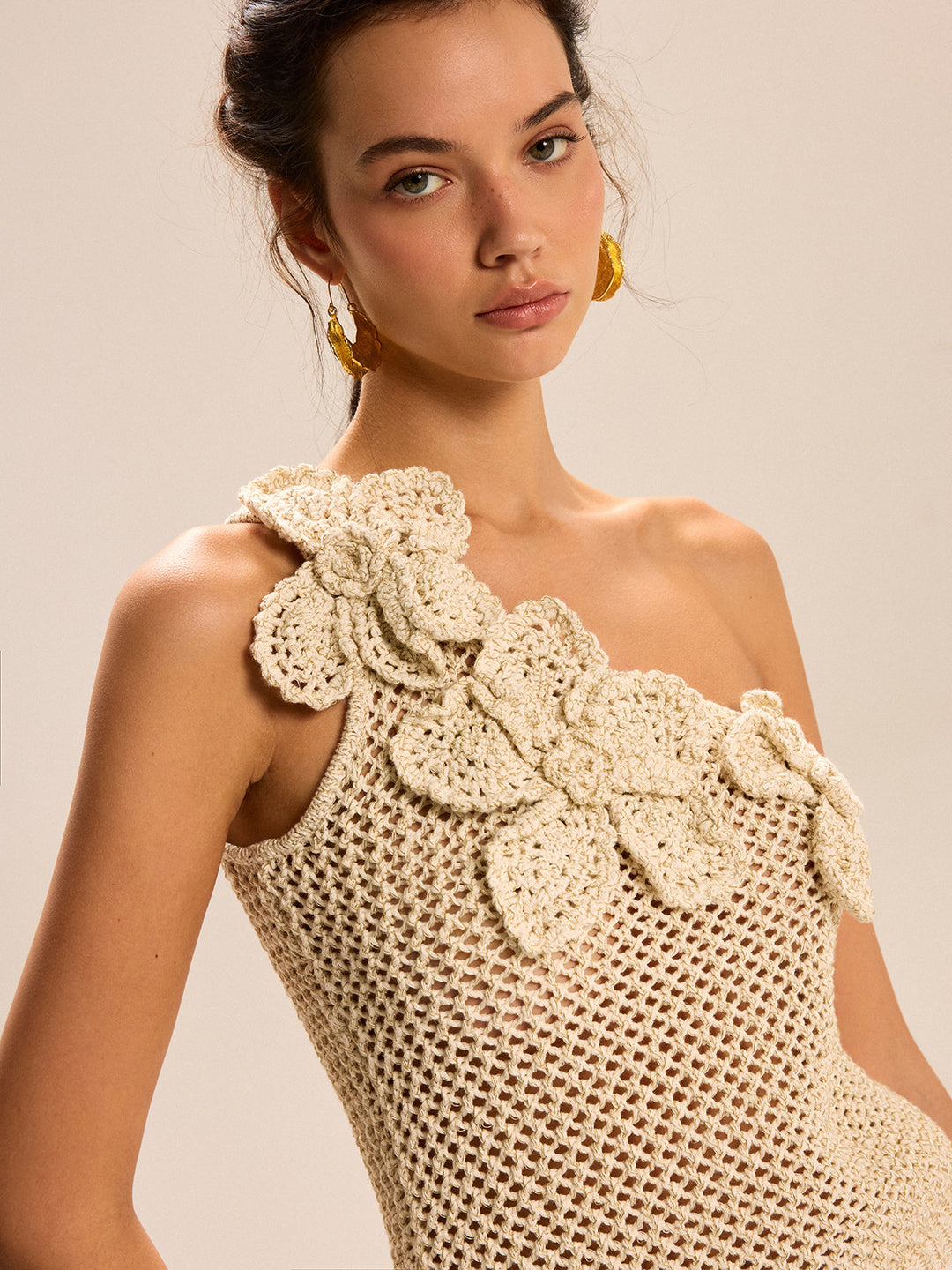 Haut en crochet floral à une épaule