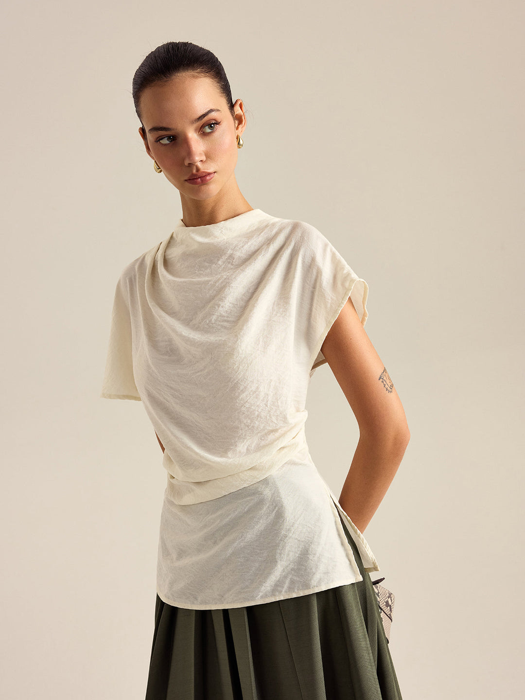 Blouse à col montant drapé