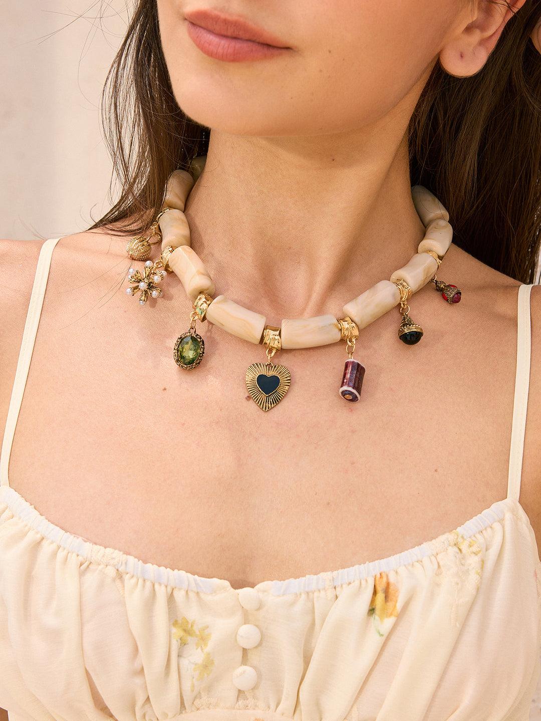 Collier avec pendentif perlé