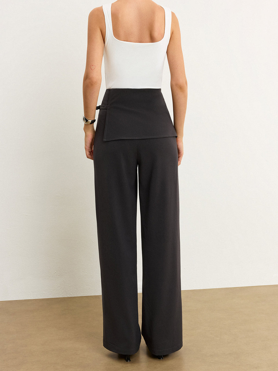 Pantalons à taille asymétrique