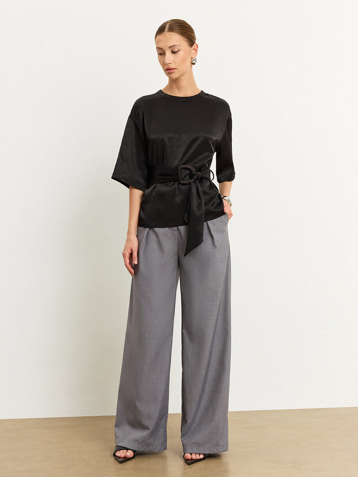 T-shirt en satin avec ceinture
