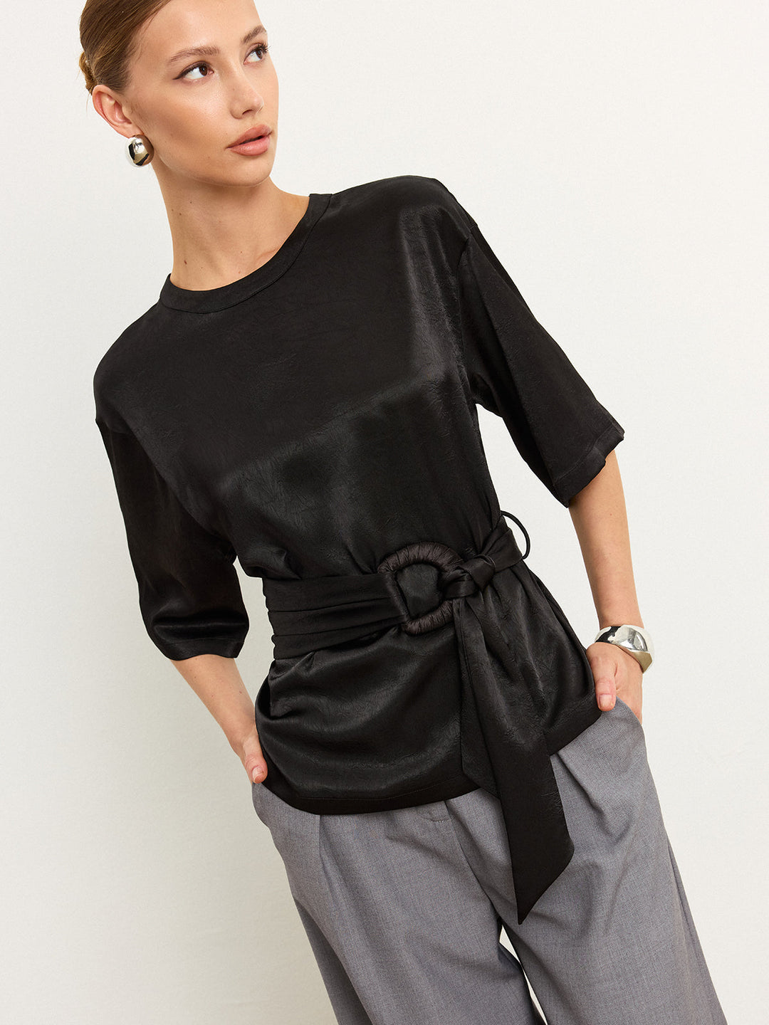 T-shirt en satin avec ceinture