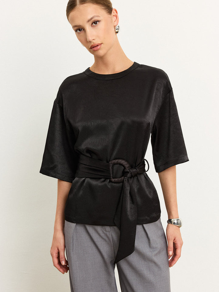 T-shirt en satin avec ceinture