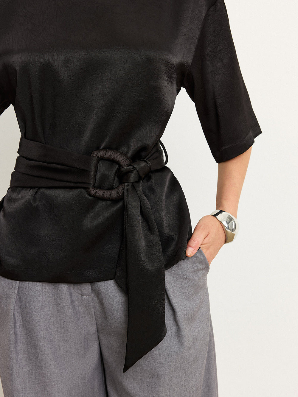 T-shirt en satin avec ceinture