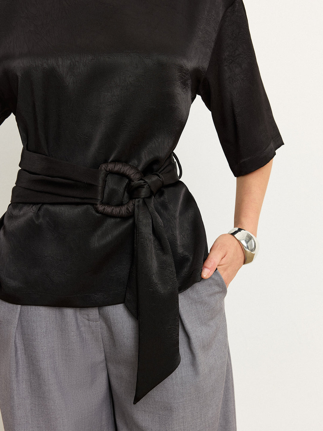 T-shirt en satin avec ceinture