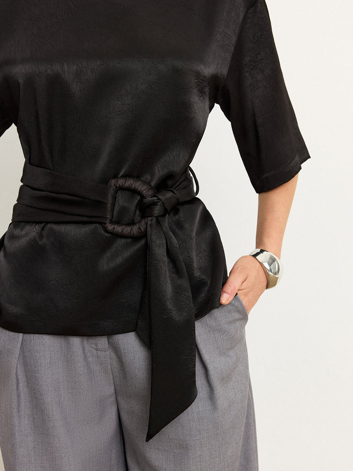 T-shirt en satin avec ceinture