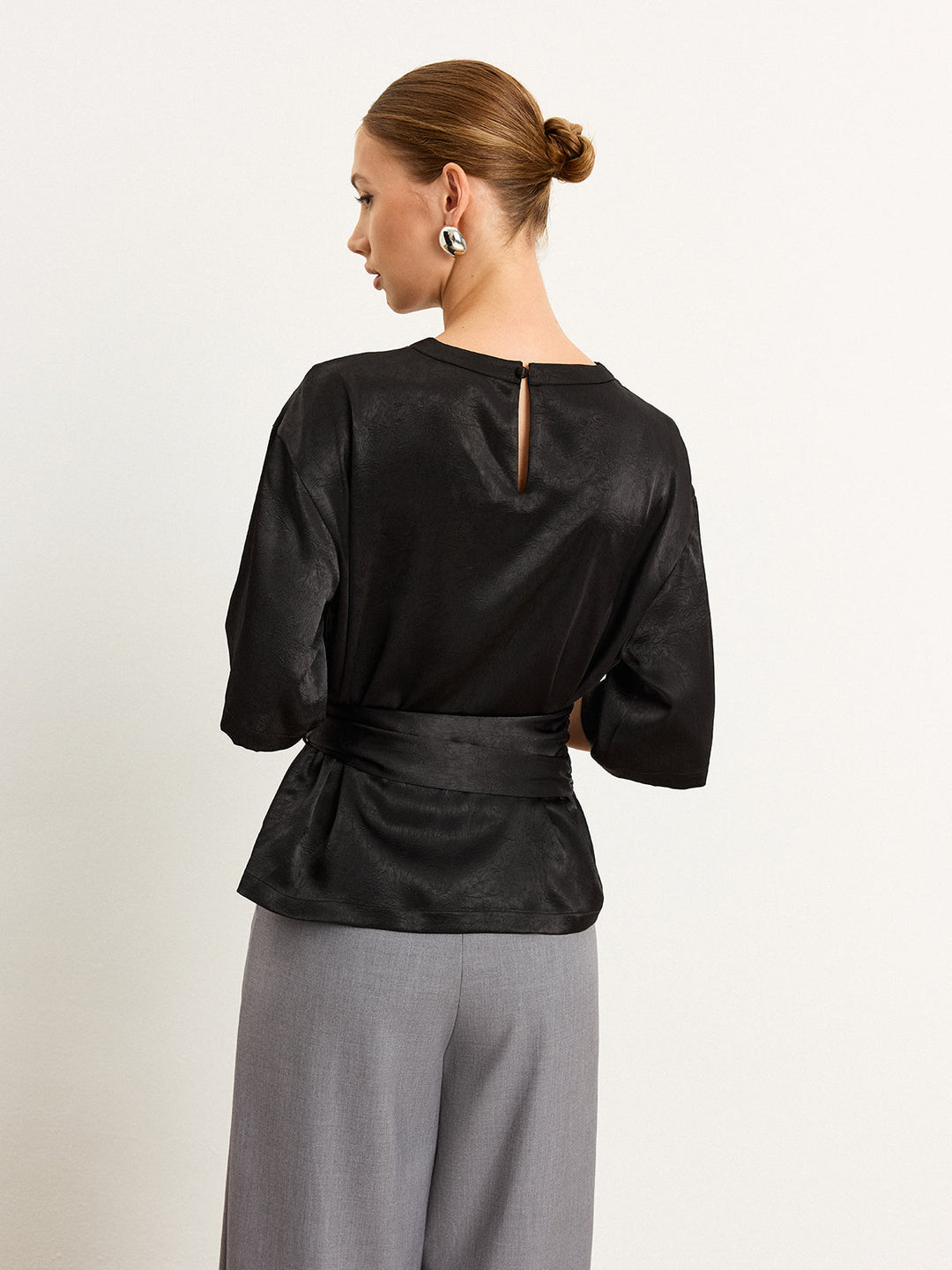 T-shirt en satin avec ceinture