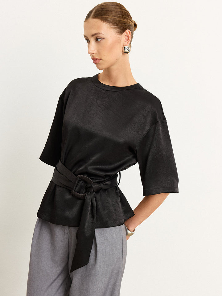 T-shirt en satin avec ceinture