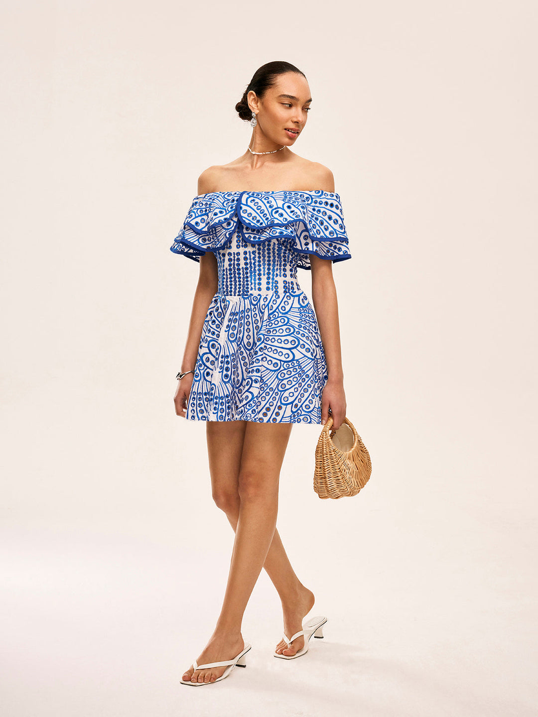 Robe à épaules dénudées à volants semi-transparente