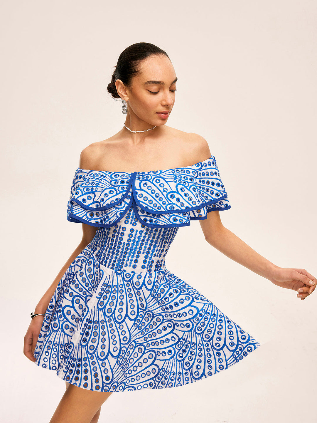 Robe à épaules dénudées à volants semi-transparente