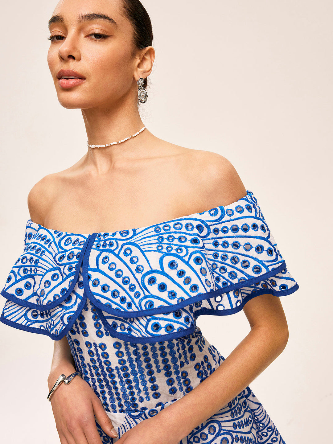 Robe à épaules dénudées à volants semi-transparente