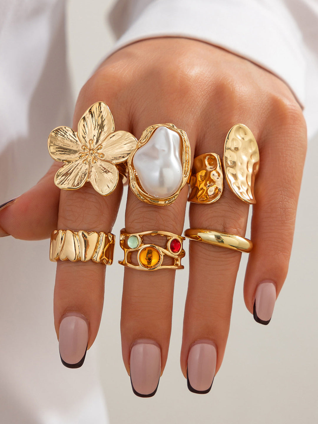 Ensemble de six bagues signature avec accents de perles et floraux