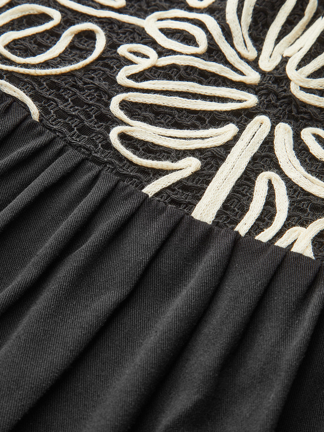 Robe mi-longue brodée à bretelles à nouer