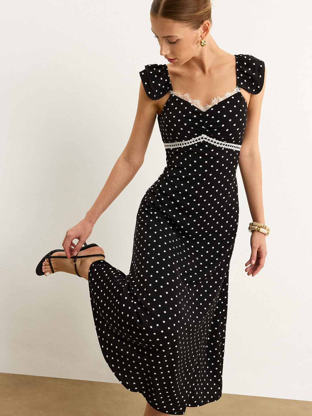 Robe mi-longue à pois avec bordure en dentelle