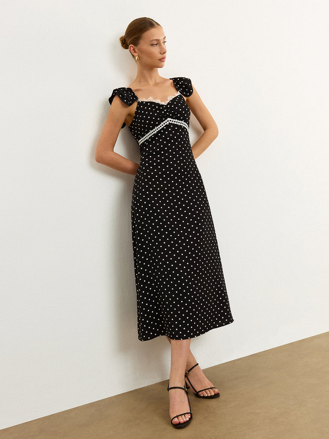 Robe mi-longue à pois avec bordure en dentelle