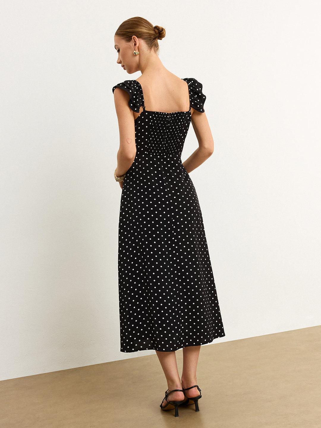 Robe mi-longue à pois avec bordure en dentelle