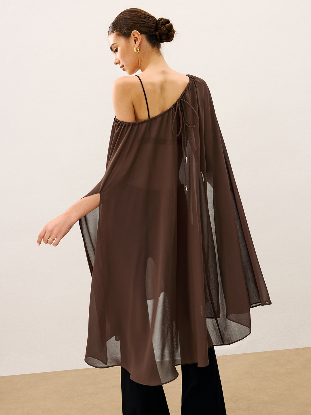 Blouse Semi Transparente en Mousseline Style Cape avec Détail Cravate
