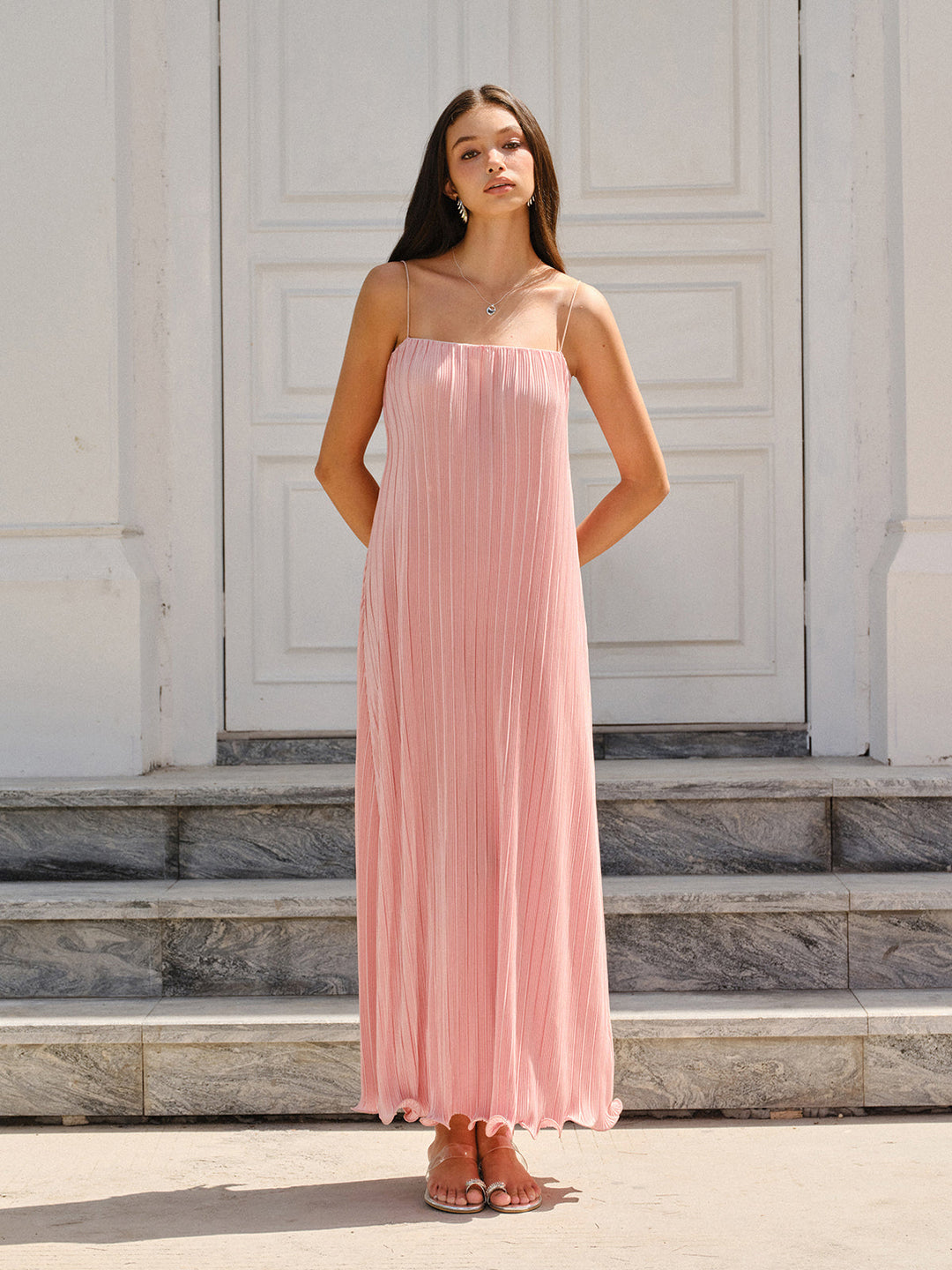 Robe Longue à Bretelles Fines et Plis Verticaux